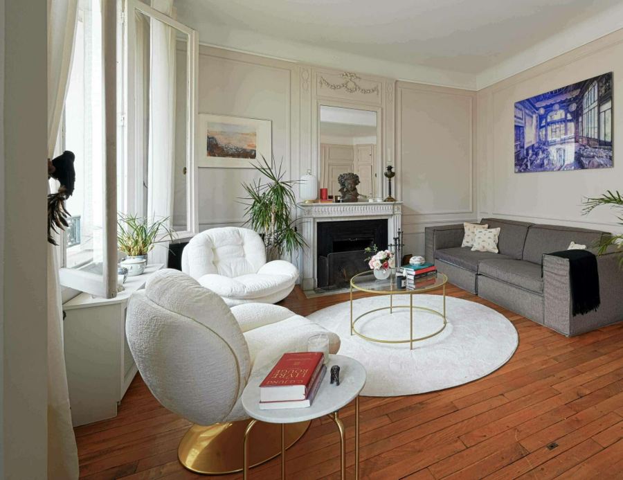 Le cabinet de sophrologie, rue Scheffer : fauteuil bouclé, cheminée en marbre et parquet