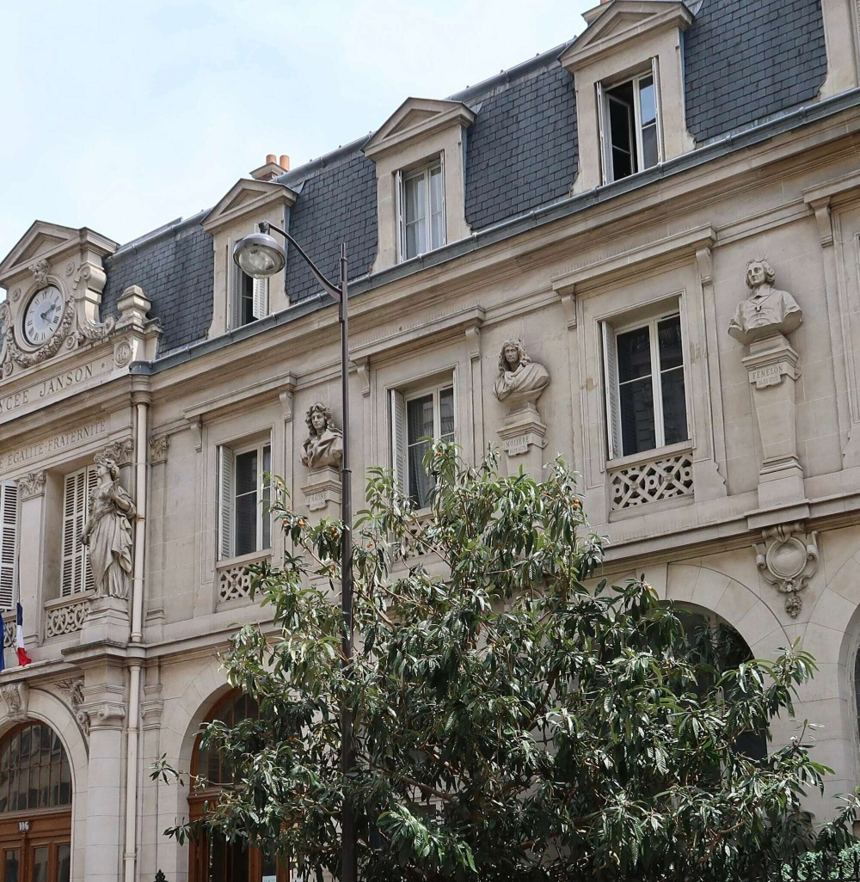 Façade d'un lycée parisien accueillant des classes préparatoires, ornée des bustes de Racine et de Molière
