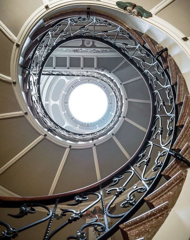 L'escalier de l'immeuble du 28 rue Scheffer, rampe en fer forgé et tapis